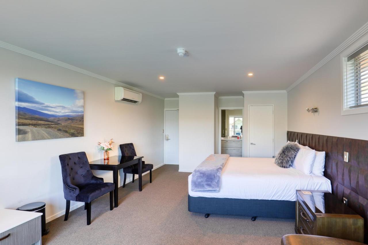 Marsden Lake Resort Central Otago Cromwell Exterior photo A room at the hotel