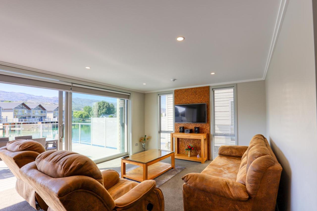 Marsden Lake Resort Central Otago Cromwell Exterior photo A living room in a typical apartment at the hotel