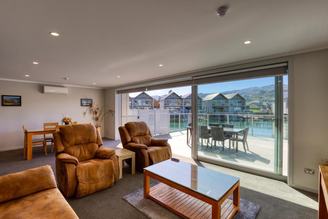 Marsden Lake Resort Central Otago Cromwell Exterior photo A living room with sliding doors