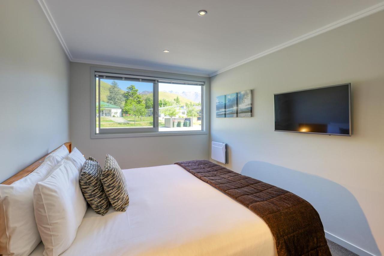 Marsden Lake Resort Central Otago Cromwell Exterior photo A bedroom at the hotel