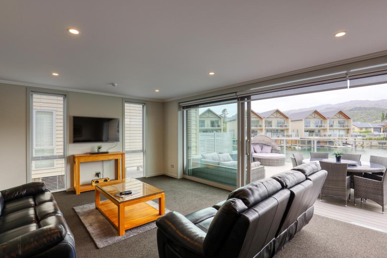 Marsden Lake Resort Central Otago Cromwell Exterior photo Living room with sliding doors
