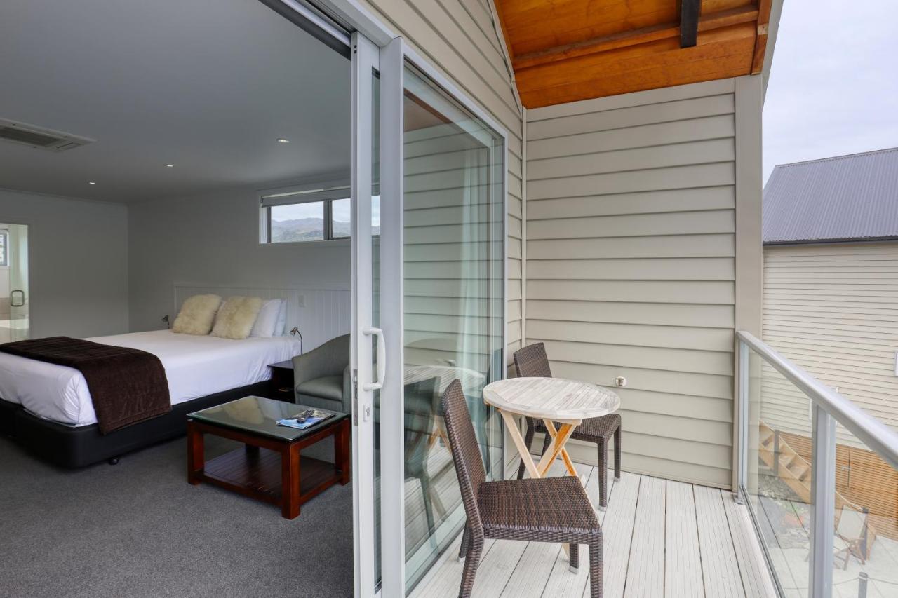 Marsden Lake Resort Central Otago Cromwell Exterior photo A balcony in a hotel room