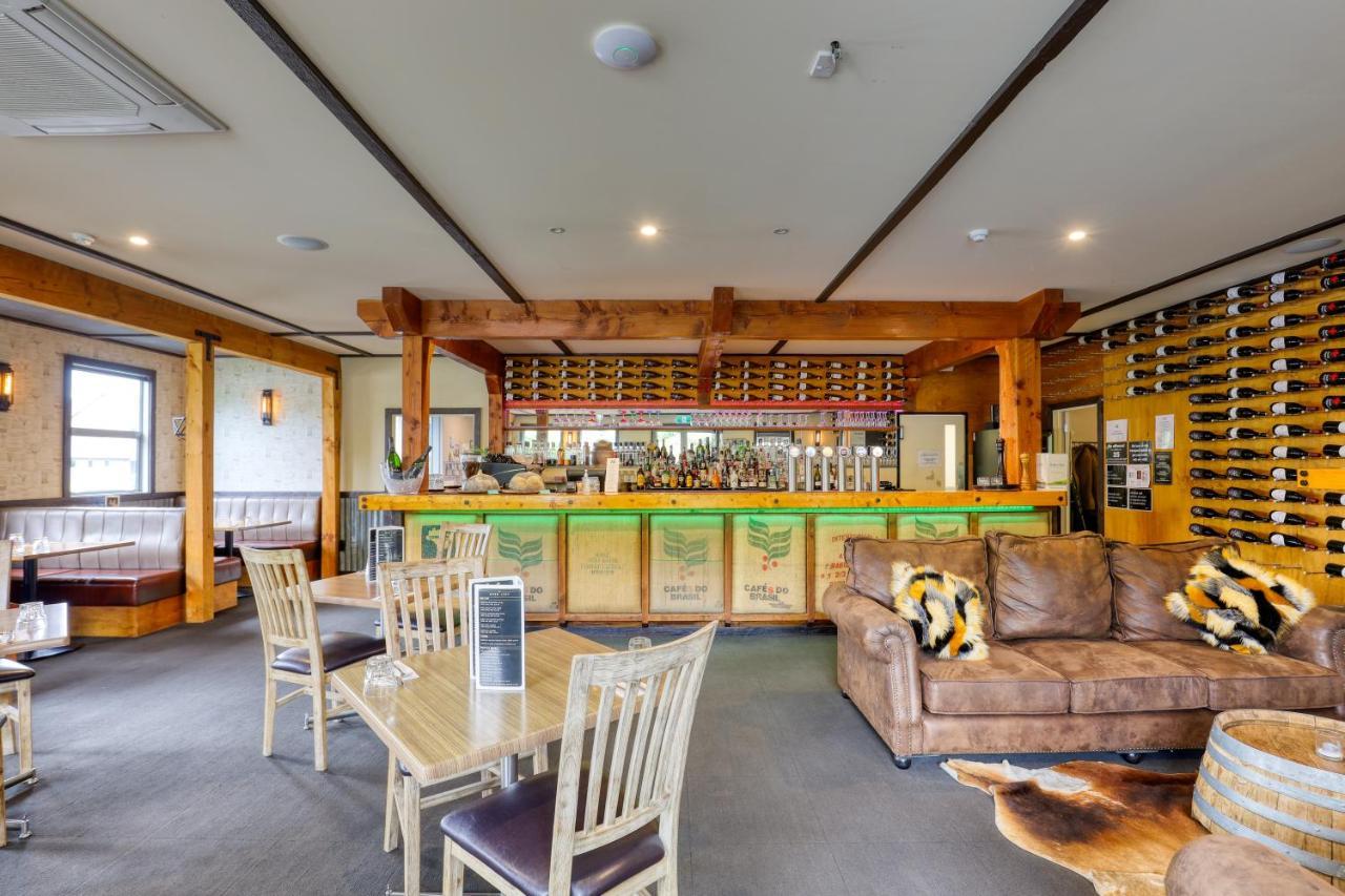 Marsden Lake Resort Central Otago Cromwell Exterior photo The bar at the restaurant